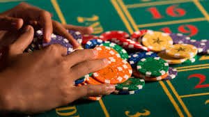 Players in Cebu and Manila browsing 6s app casino games on mobile phone
